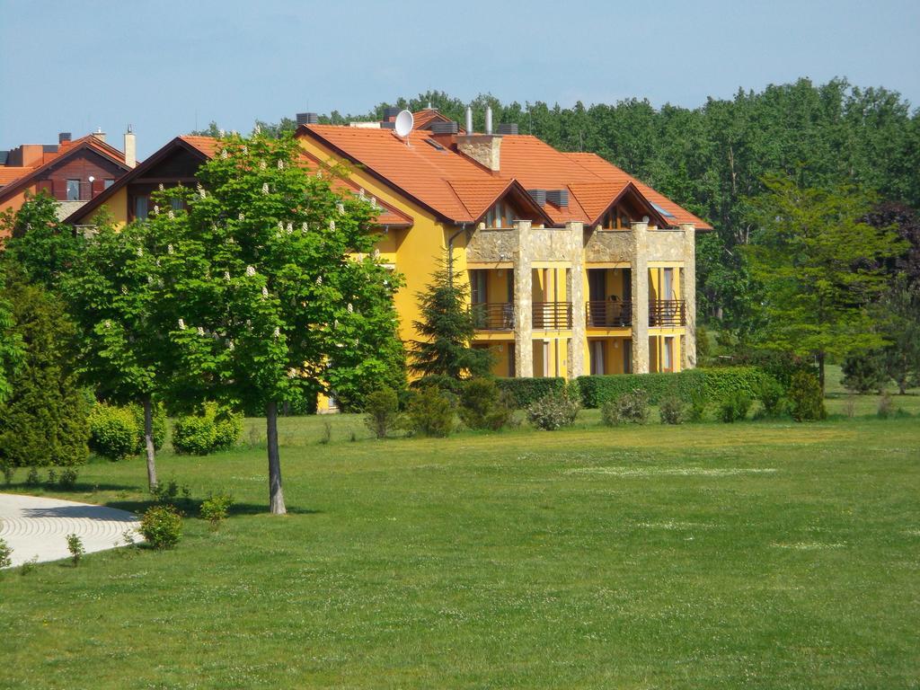 Birdland Panorama Apartman Bük Rum bild