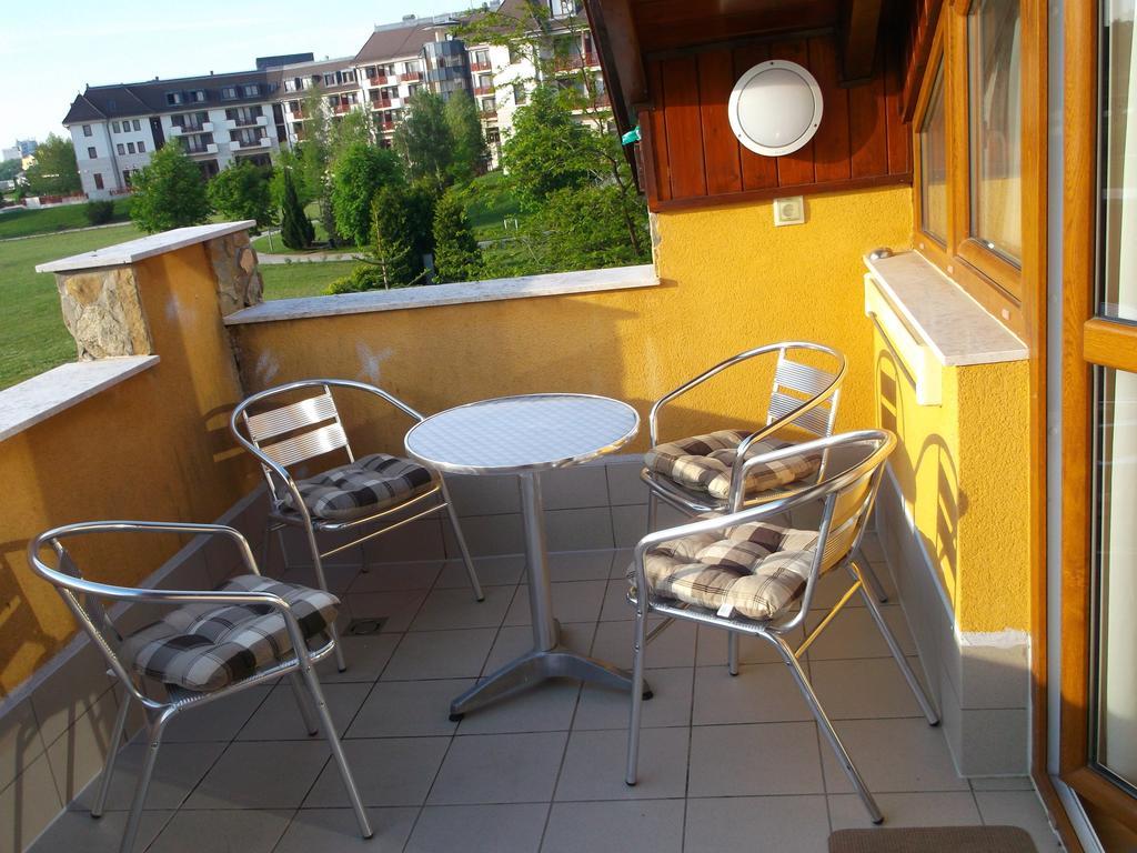 Birdland Panorama Apartman Bük Rum bild